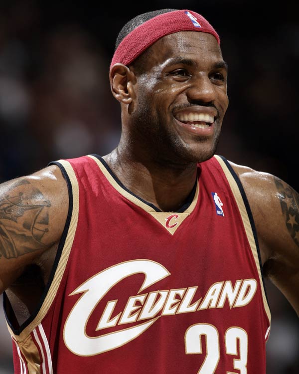 马格德堡球员庆祝进球，不幸跌入2.7米深的沟中但安全逃出（马格德堡球员进球庆祝时失足坠入2.7米沟，所幸安然脱险）