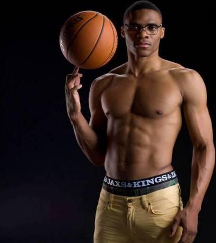 半场：科莫1-0萨索洛，杜维卡斯破门，尼科-帕斯倒钩射门被扑（半场战报：科莫1-0领先萨索洛，杜维卡斯建功，尼科-帕斯倒钩被扑出）