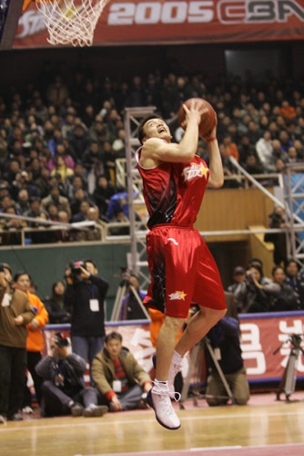 争议裁判再现！德尔塞罗担任巴萨-奥萨苏纳VAR裁判，巴萨球迷坐不住了（德尔塞罗将执掌巴萨vs奥萨苏纳VAR，争议再起引发巴萨球迷不满）