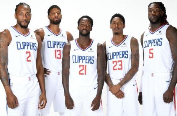 印媒：梅西混乱中尝试绕场一周，但他完全被官员及保镖包围（印媒：骚乱中梅西欲绕场一周，却被官员和保镖团团围住）