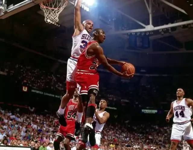 詹姆斯关键时刻稳住节奏（詹姆斯在关键时刻稳控比赛节奏）