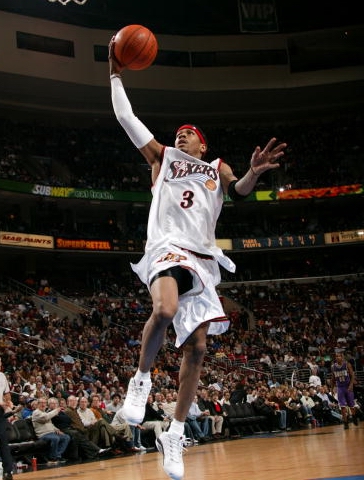 库里半场10中5轰16分4板，帮助勇士占据上风（库里半场10投5中砍16分4篮板，助勇士占先机）