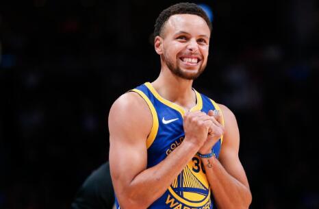 给爷整笑了，曼奇尼假意亲吻布鲁马多，将布鲁马多逗笑（曼奇尼作势亲吻布鲁马多，逗得对方当场大笑）