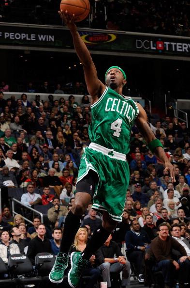 东体：邵佳一在推进国足新老交替过程中需要打造“嫡系部队”（东体：国足新老交替推进中，邵佳一亟需组建核心班底）