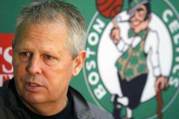 看了四年球了，在专科有一段时间刷抖音频繁给我推多...（看球四年，专科那会儿刷抖音老是给我推多...）